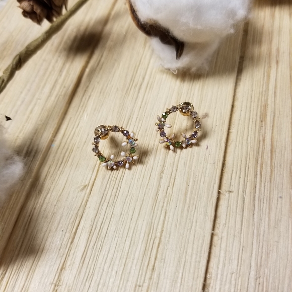 Beautiful Multicolored Wreath Earrings in GOLD w/irridecent stones - Picture 4 of 7